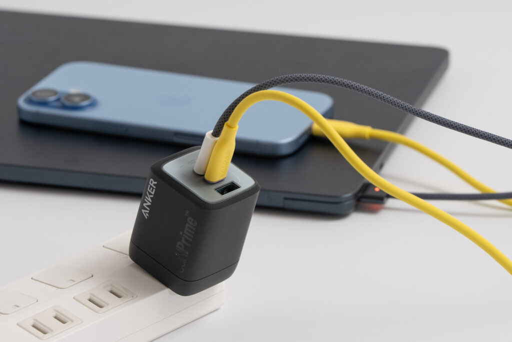 Anker Prime Wall Charger (67W, 3 ports, GaN)で13インチMacBook AirとiPhone 17を同時充電している様子