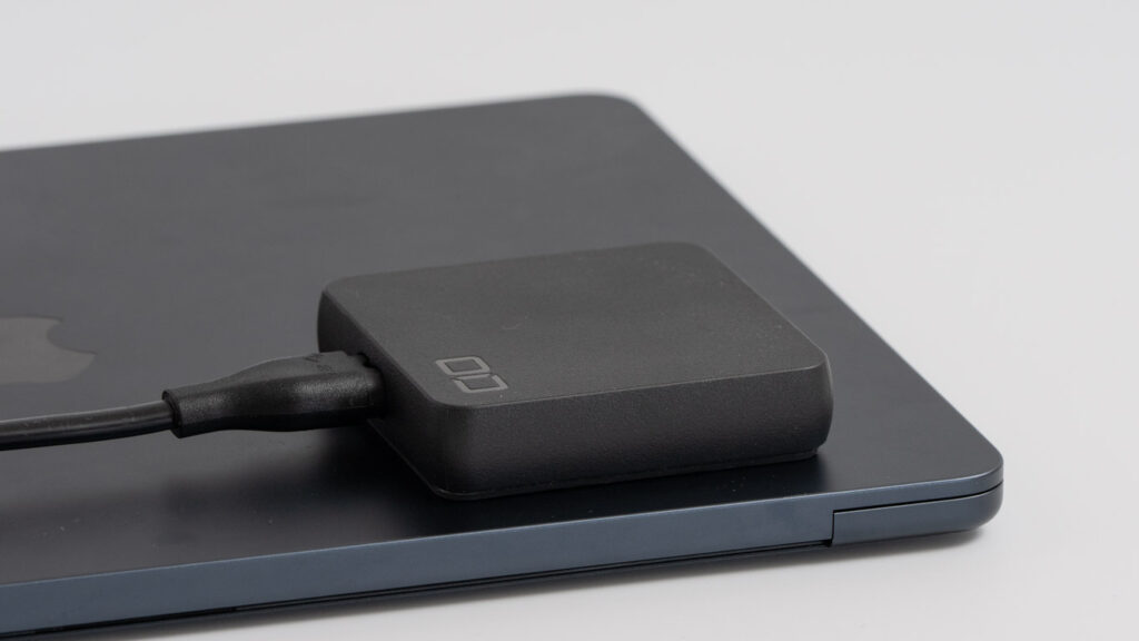 CIO NovaPort SLIM QUAD for DESK 67Wを13インチMacBook Airに重ねている様子