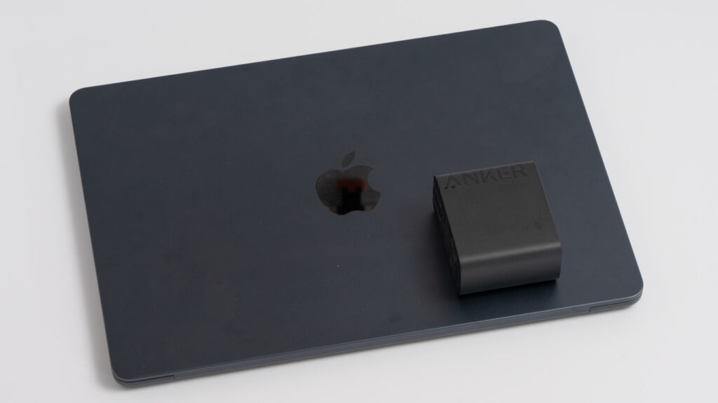 Anker 317 Charger (100W)と13インチMacBook Airのサイズ比較