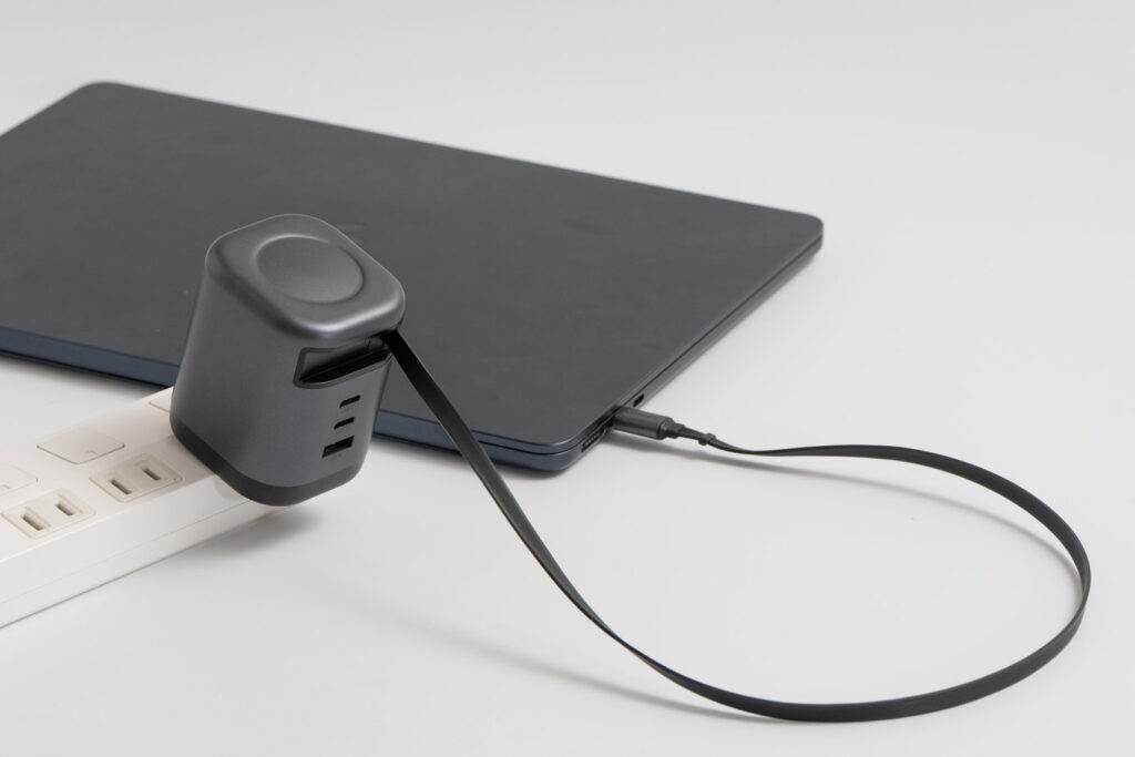 UGREEN 100W 巻き取り式USB-C充電器の内蔵ケーブルを最大に引き出したところ