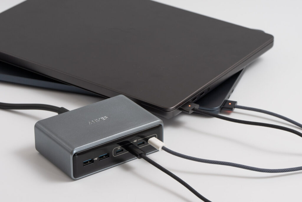 Anker Prime Charger (200W, 6 Ports, GaN)で13インチMacBook Airを充電している様子