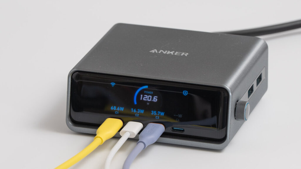 Anker Prime Charger (250W, 6 Ports, GaN)で13インチMacBook Air、13インチiPad Pro、iPhone 17を同時充電している様子