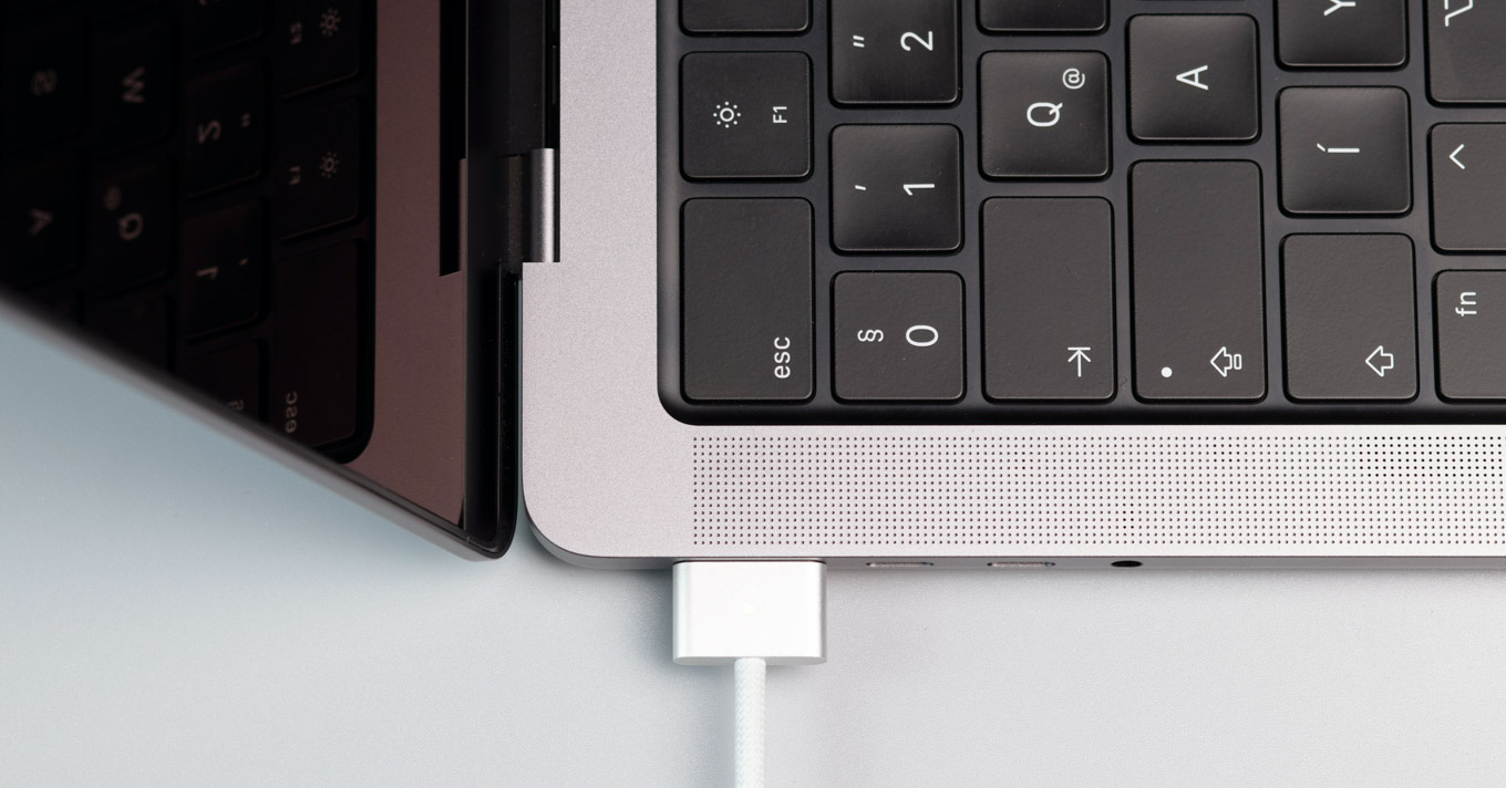 MacBook Air／Proの充電器おすすめ15選！必要なワット数は？代用充電器