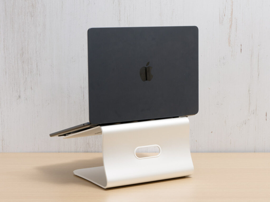 Bestand アルミニウムノートPCスタンドを使用している様子