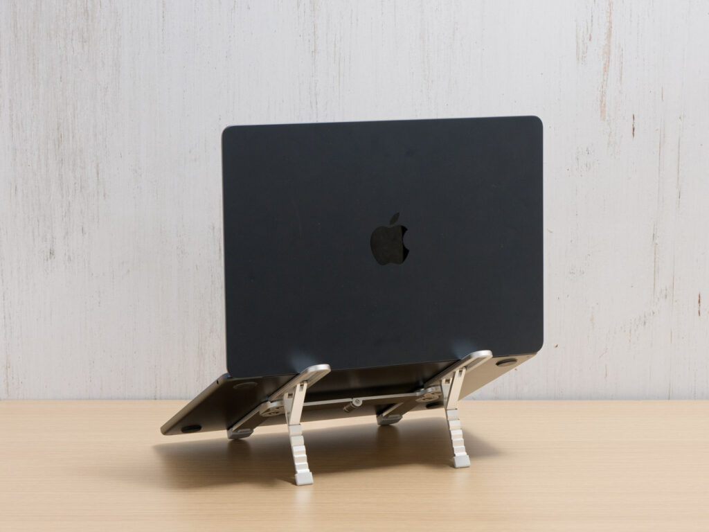SODI 折りたたみ式ノートPCスタンドを使用している様子