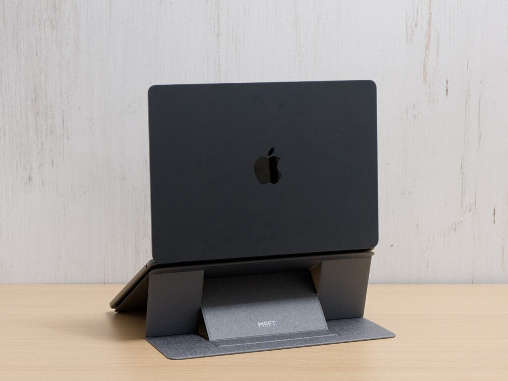 MOFT 非粘着多機能スタンドを使用している様子