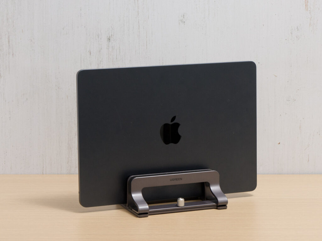 UGREEN 縦置きスタンドを使用している様子