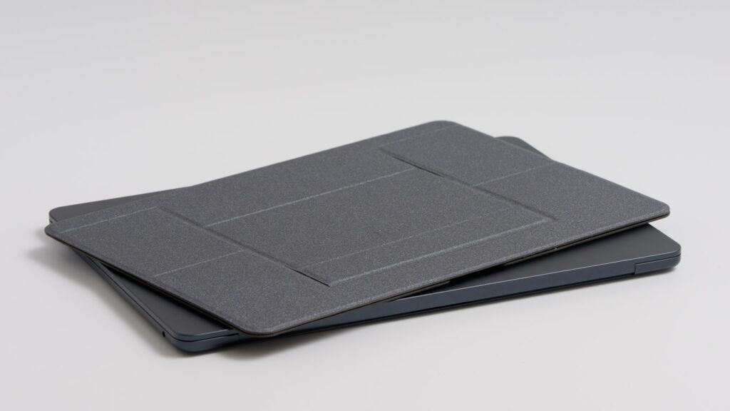 MOFT 非粘着多機能スタンドを13インチMacBook Airと重ねている様子