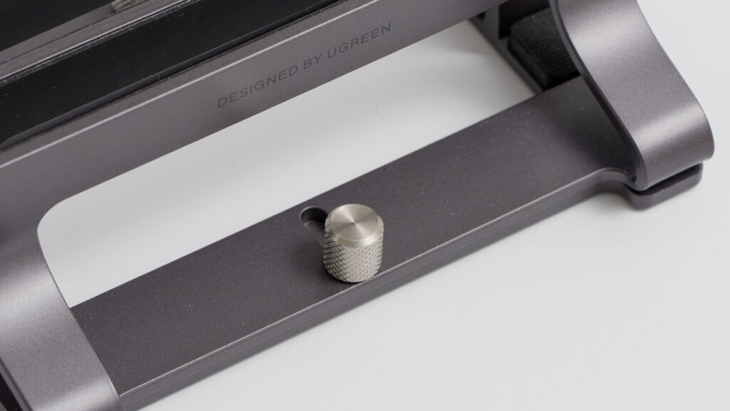 UGREEN 縦置きスタンドのネジ部分のアップ