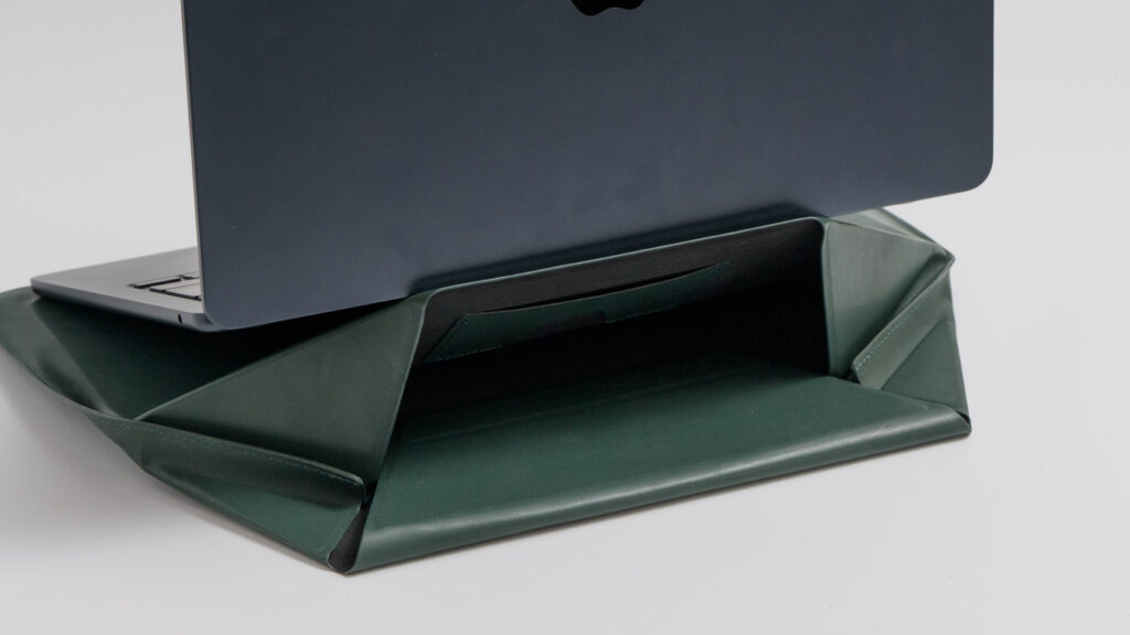 MOFT スタンド機能付きケースのスタンドを25°に調節した様子