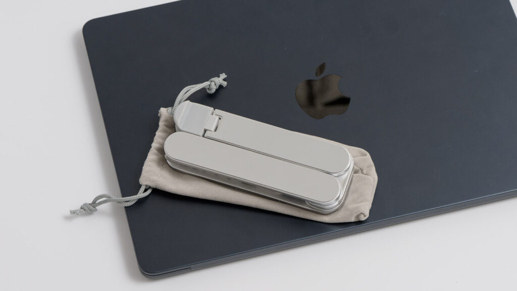 SODI 折りたたみ式ノートPCスタンドを折りたたんでいる様子