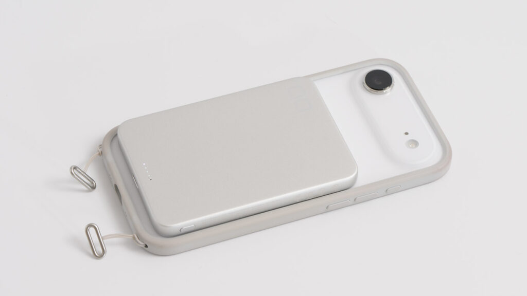 CIO SMARTCOBY SLIM Ⅱ Wireless 2.0 SS5KをiPhone Airにくっつけている様子