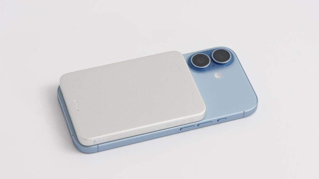 CIO SMARTCOBY SLIM Ⅱ Wireless 2.0 SS5KをiPhone 17にくっつけている様子