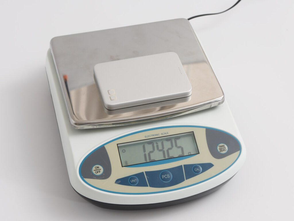 CIO SMARTCOBY SLIM Ⅱ Wireless 2.0 SS5Kの重量を計測している様子