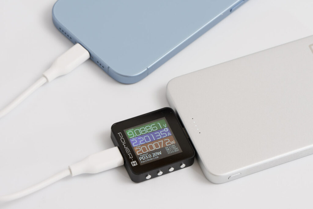 CIO SMARTCOBY SLIM Ⅱ Wireless 2.0 SS5KのUSB-CポートでiPhone 17を充電している様子