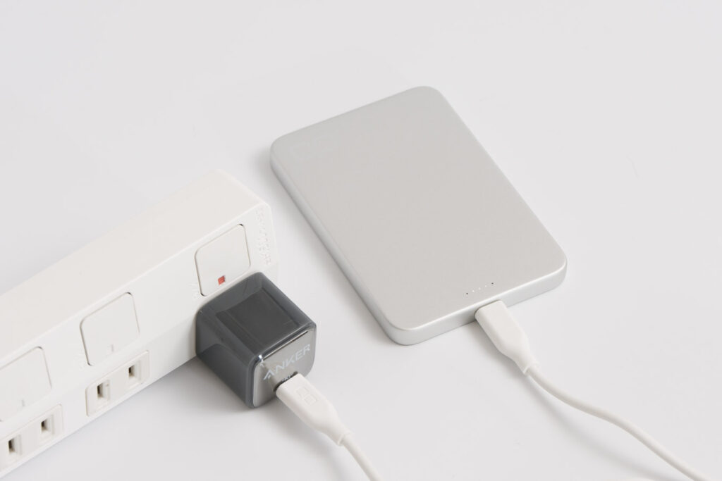 CIO SMARTCOBY SLIM Ⅱ Wireless 2.0 SS5K本体を充電している様子