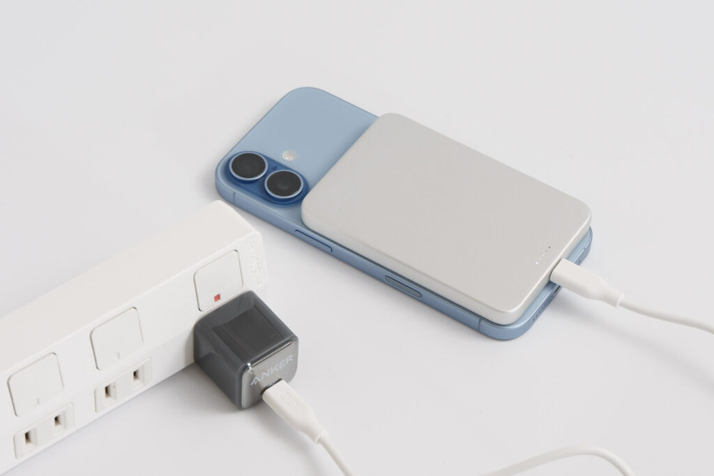 CIO SMARTCOBY SLIM Ⅱ Wireless 2.0 SS5Kのパススルー充電でiPhone 17をワイヤレス充電している様子