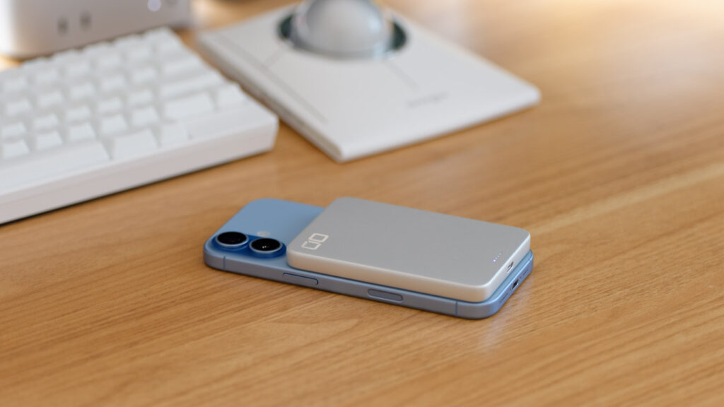 CIO SMARTCOBY SLIM Ⅱ Wireless 2.0 SS5KでiPhone 17をQi2ワイヤレス充電している様子