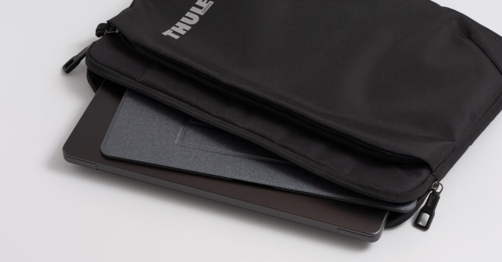 MOFTの非粘着式ノートPCスタンドをレビュー！貼り付け不要で複数デバイスと共有できる（アイキャッチ）