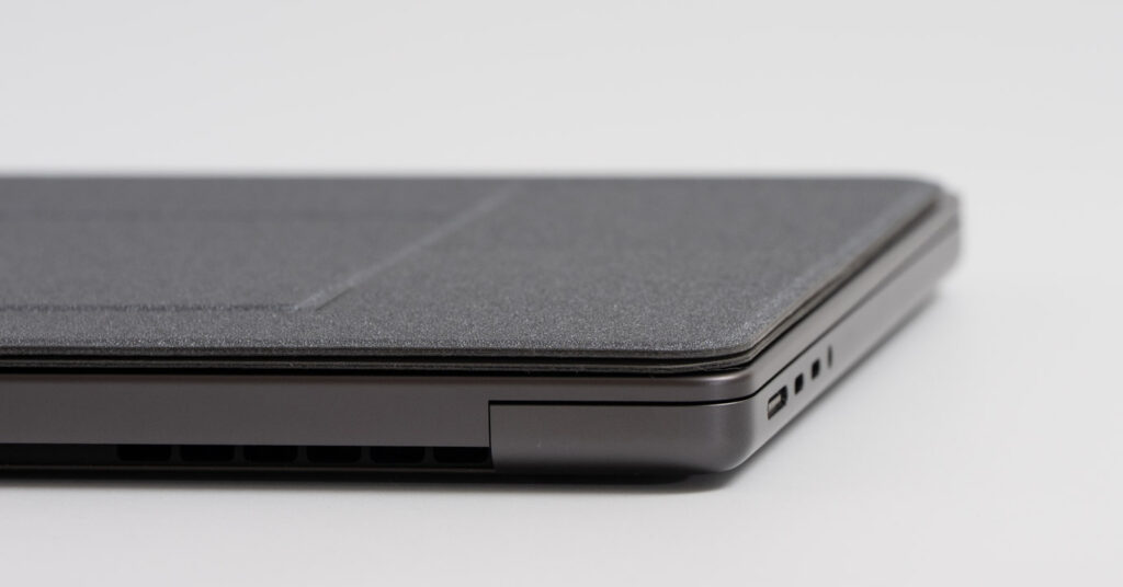 MOFT 非粘着式ノートPCスタンドを14インチMacBook Proに重ねている様子