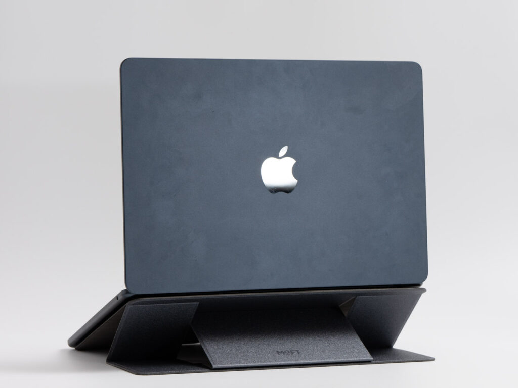 MOFT 非粘着式ノートPCスタンドに13インチMacBook Airを乗せたところ