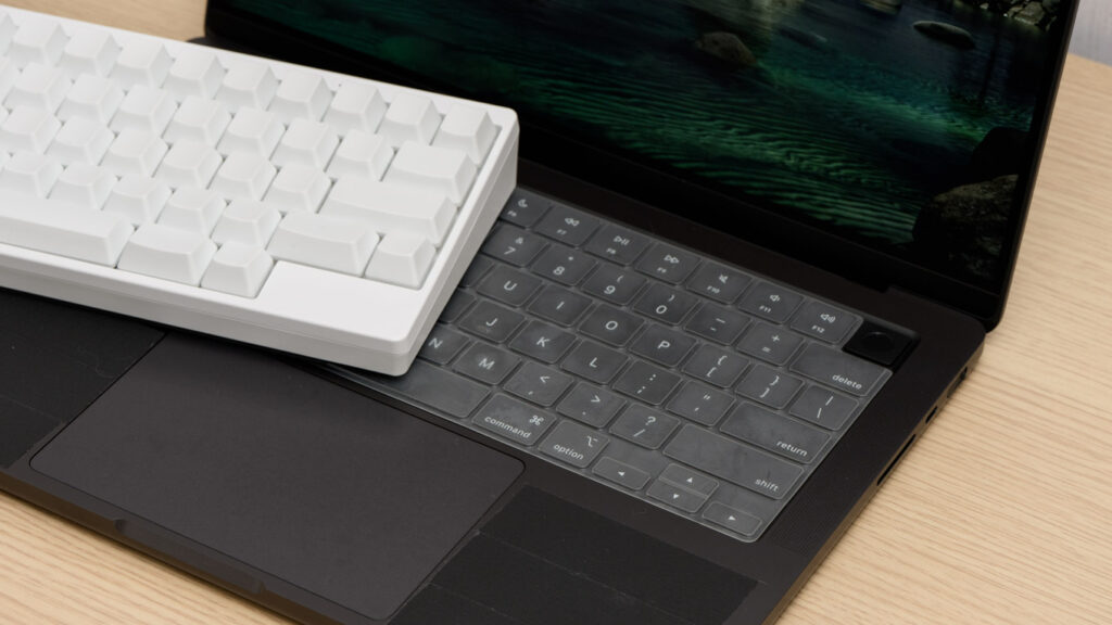 14インチMacBook Pro(M5)に装着したキーボードカバー