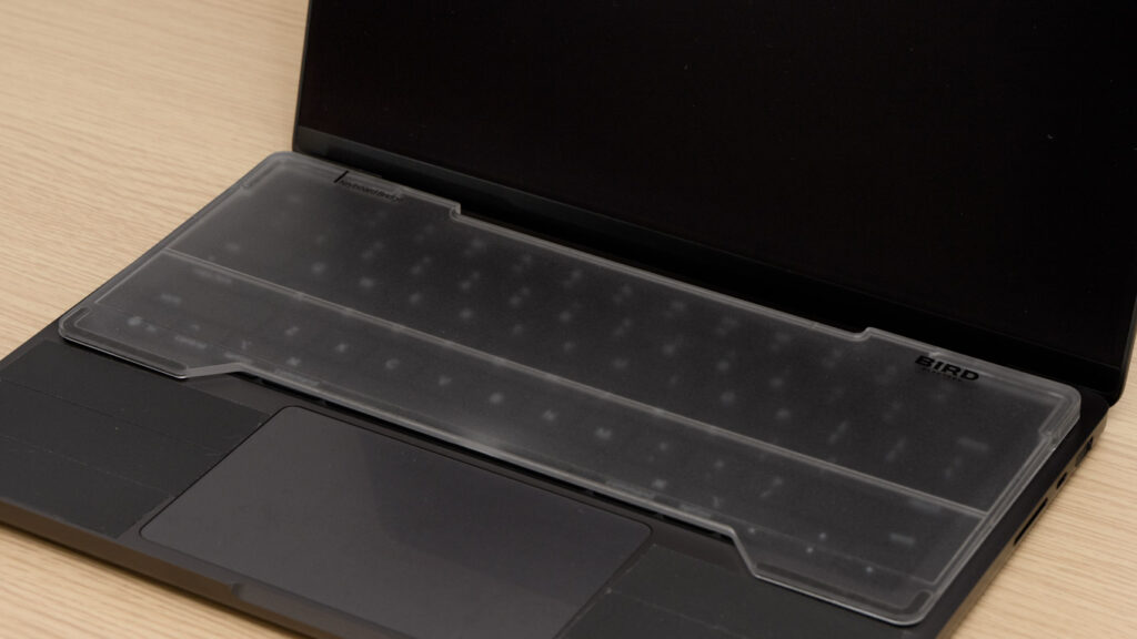 バード電子のキーボードブリッジを14インチMacBook Proに設置している様子