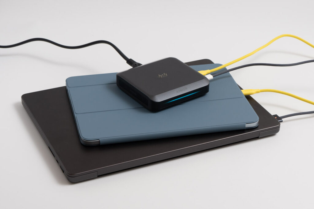 Anker Prime Charging Base (150W, 3 Ports)で14インチMacBook Proと11インチiPad Proを同時充電