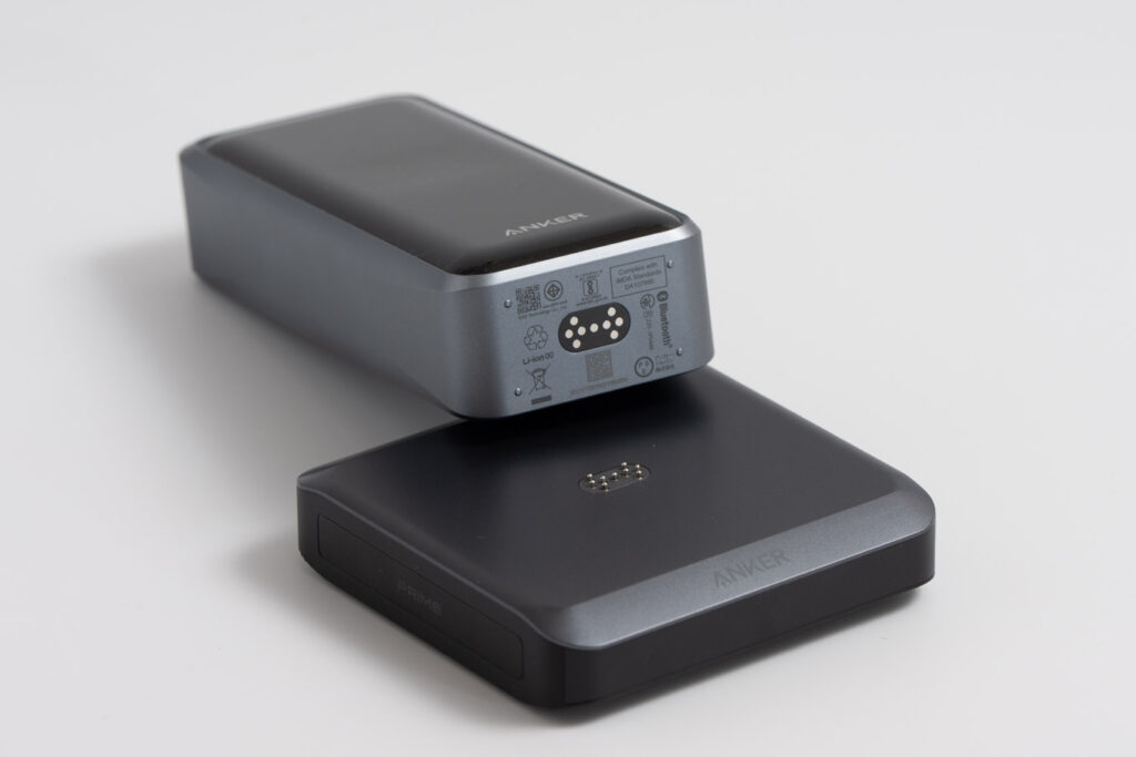 Anker Prime Charging Base (150W, 3 Ports)にPower Bank (26250mAh, 300W)を乗せている様子