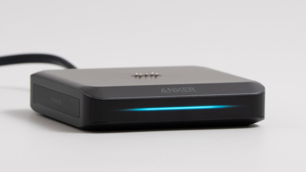 Anker Prime Charging Base (150W, 3 Ports)の正面にあるLED