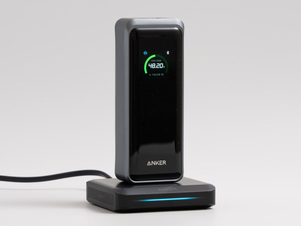 Anker Prime Charging Base (150W, 3 Ports)でAnker Prime Power Bank (26250mAh, 300W)を150W充電している様子