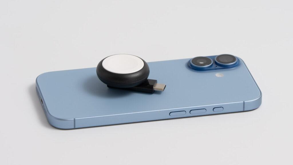 Belkin BoostCharge ポータブルUSB-C Apple Watch充電器をiPhone 17に乗せている様子