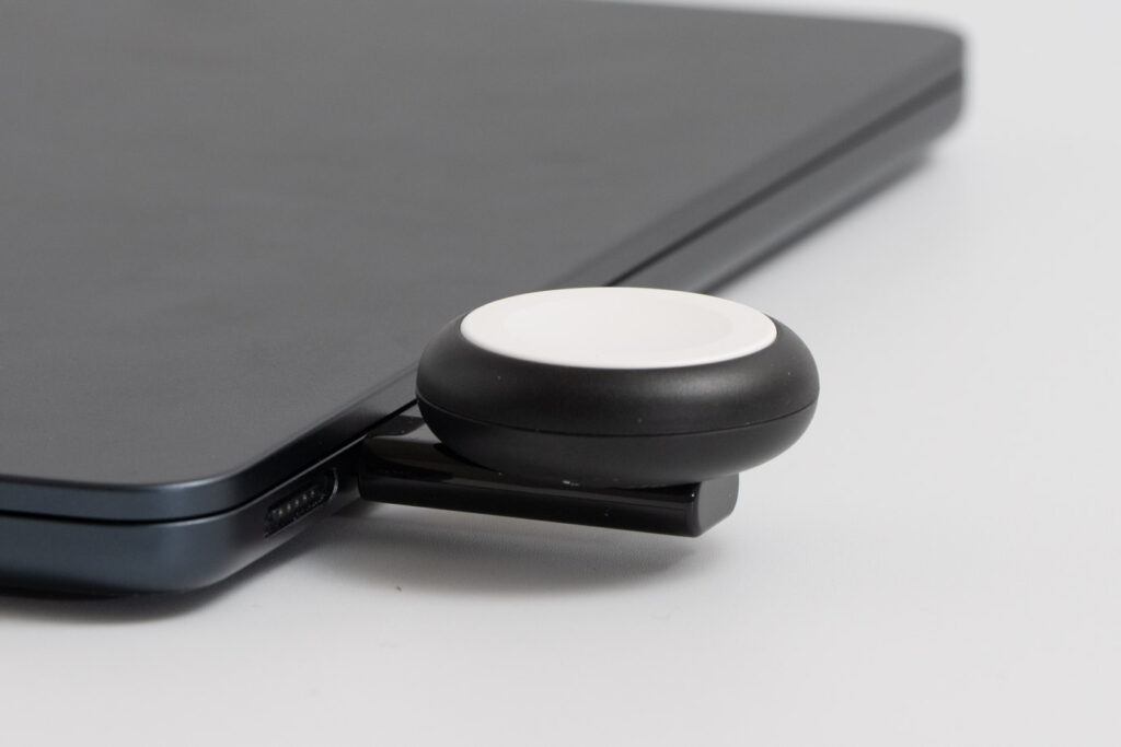 Belkin Apple Watch充電器 WIZ022qcBK-B1の横から写した写真