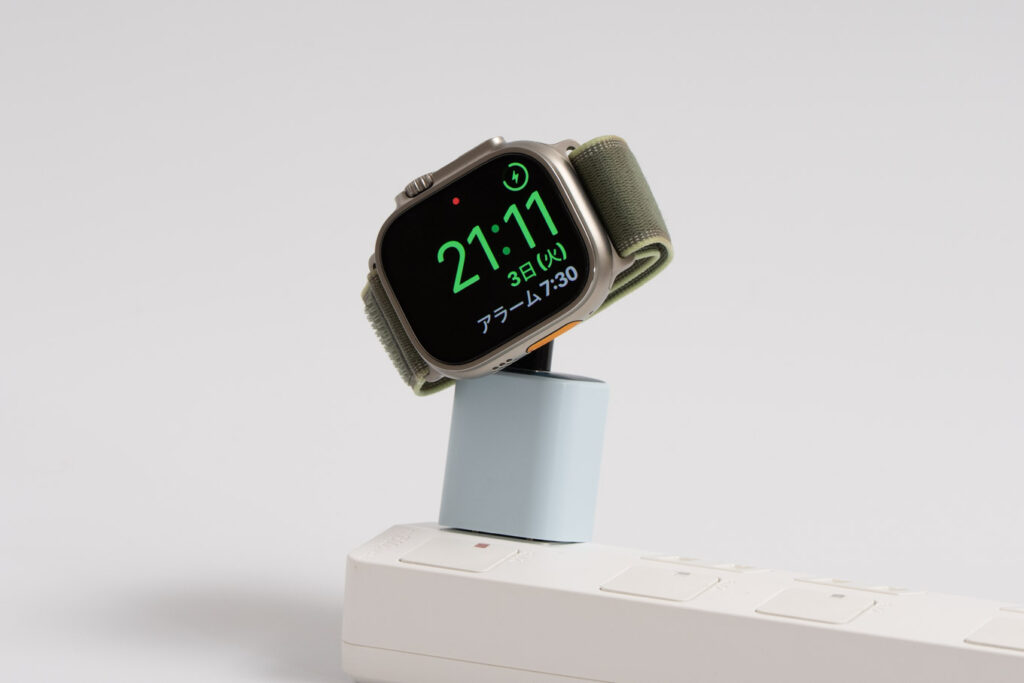 Belkin BoostCharge ポータブルUSB-C Apple Watch充電器をUSB-C充電器に接続して、Apple Watch Ultra 3を充電している様子