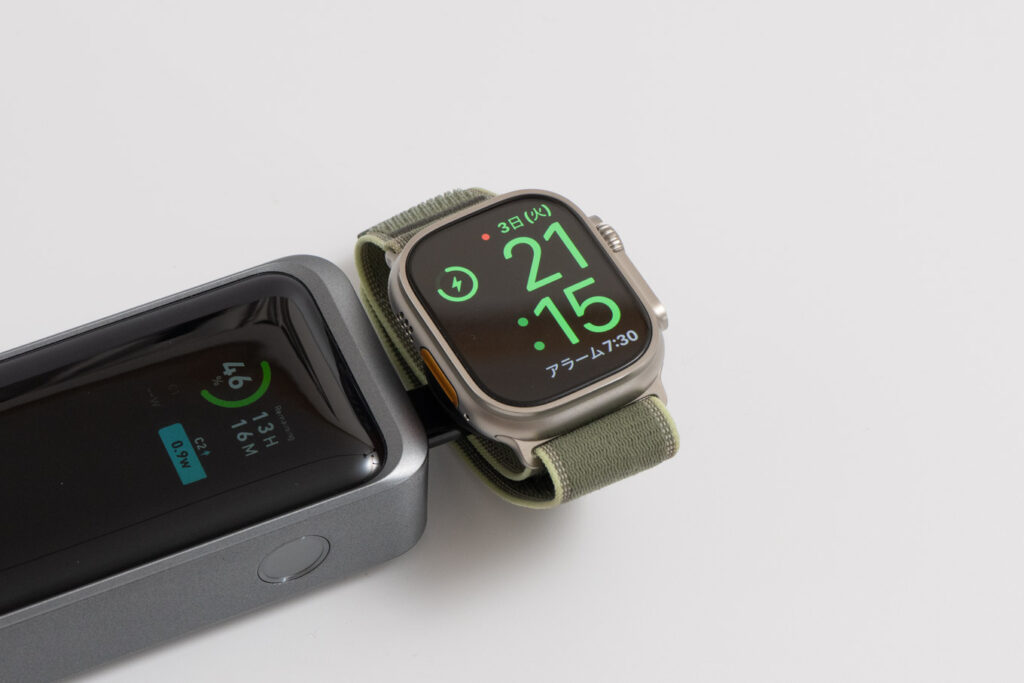 Belkin BoostCharge ポータブルUSB-C Apple Watch充電器をモバイルバッテリーに接続し、Apple Watch Ultra 3を充電している様子