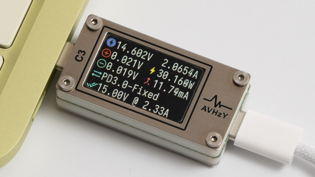 Apple 140W USB-C電源アダプタでMacBook Neoを充電したときのワット数