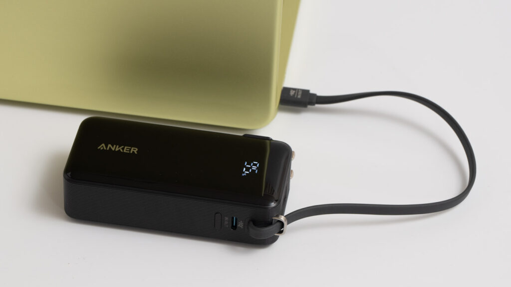 Anker Power Bank (10000mAh, Fusion, Built-In USB-C ケーブル)でMacBook Neoを充電している様子(モバイルバッテリーとして)