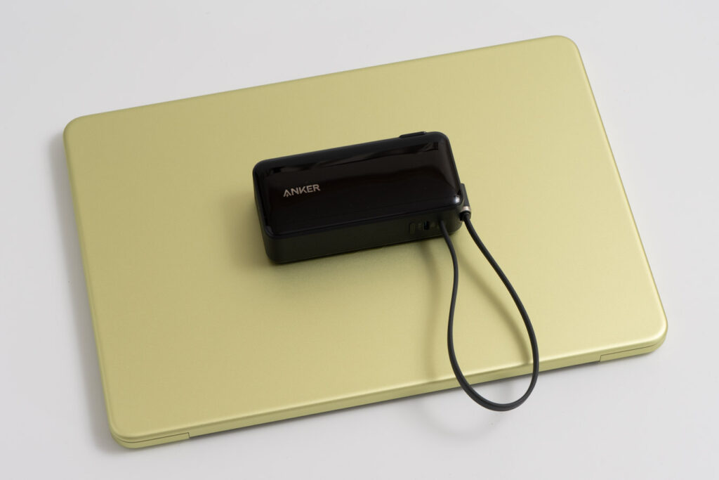 Anker Power Bank (10000mAh, Fusion, Built-In USB-C ケーブル)とMacBook Neoのサイズ比較