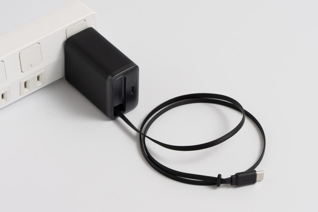 Anker Nano Charger (35W, 巻取り式 USB-Cケーブル)の内蔵ケーブルを最大に引き出した様子