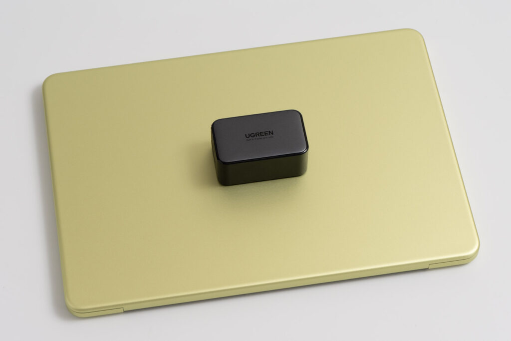 UGREEN Nexode 65WとMacBook Neoのサイズ比較