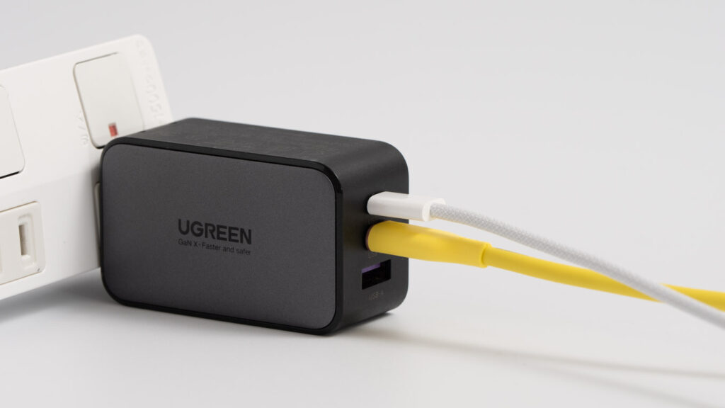 UGREEN Nexode 65WでMacBook NeoとiPhone 17を同時充電している様子