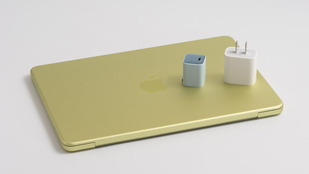Anker 511 Charger (Nano 3, 30W)とMacBook Neoのサイズ比較