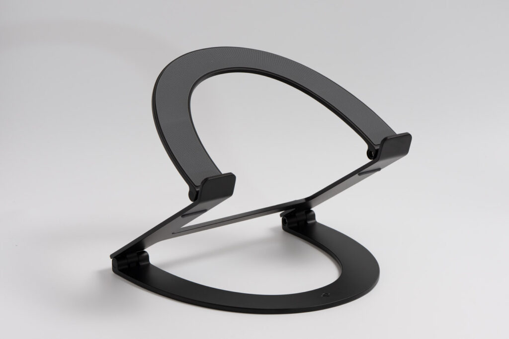 Twelve South Curve Flex(マットブラック)を展開した状態でデスクに置いた全体像