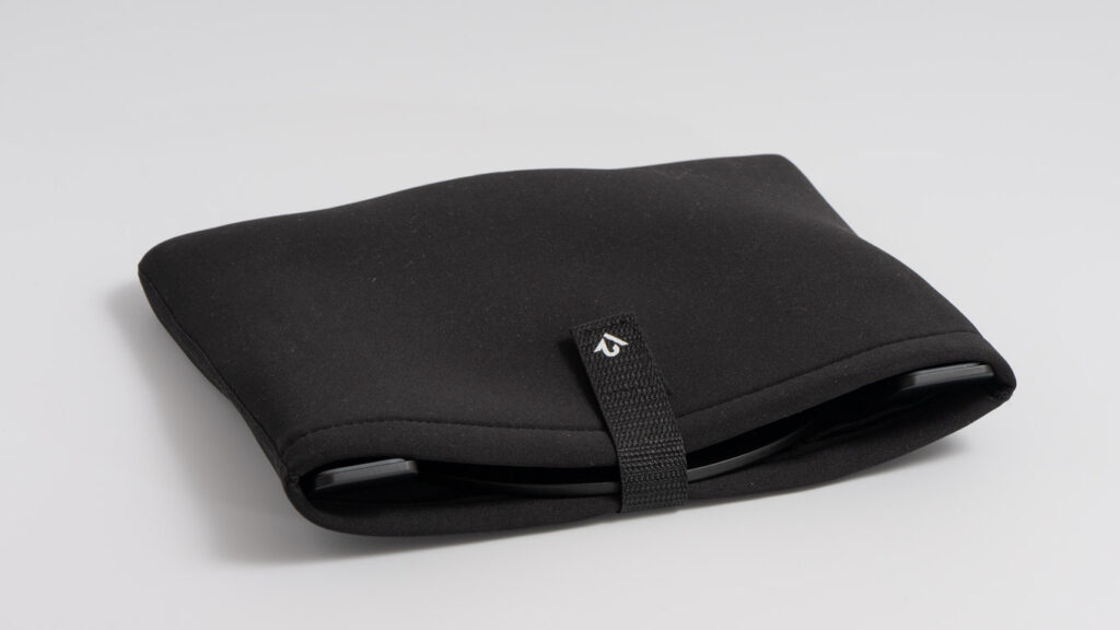 Twelve South Curve Flexを付属ケースに収納している様子