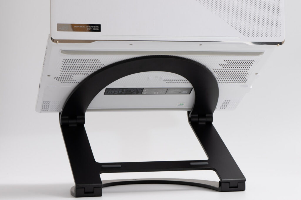 Twelve South Curve FlexにASUSの15.6インチゲーミングノートPCを乗せている様子