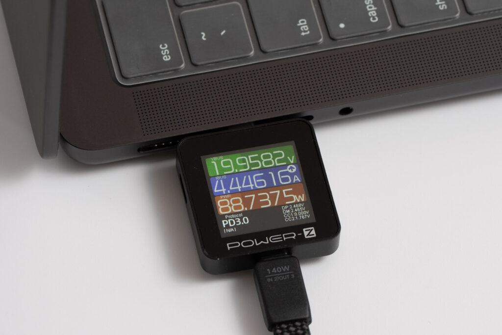 UGREEN 25,000mAhモバイルバッテリー 165Wで14インチMacBook Proを充電しているときのワット数
