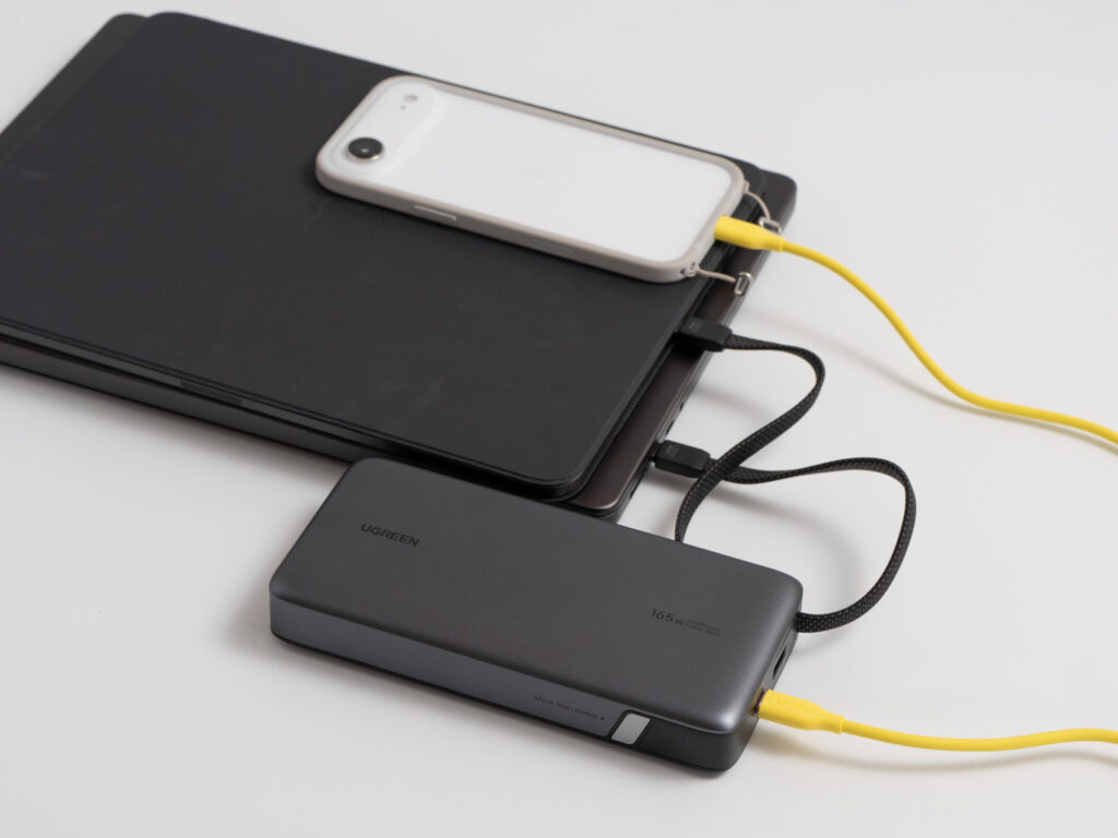 UGREEN 25,000mAhモバイルバッテリー 165Wで14インチMacBook Pro、13インチiPad Pro、iPhone Airを同時充電している様子
