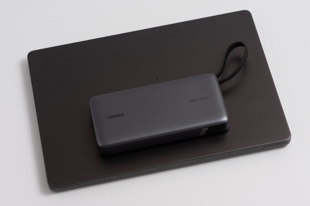 UGREEN 25,000mAhモバイルバッテリー 165Wと14インチMacBook Proとのサイズ比較