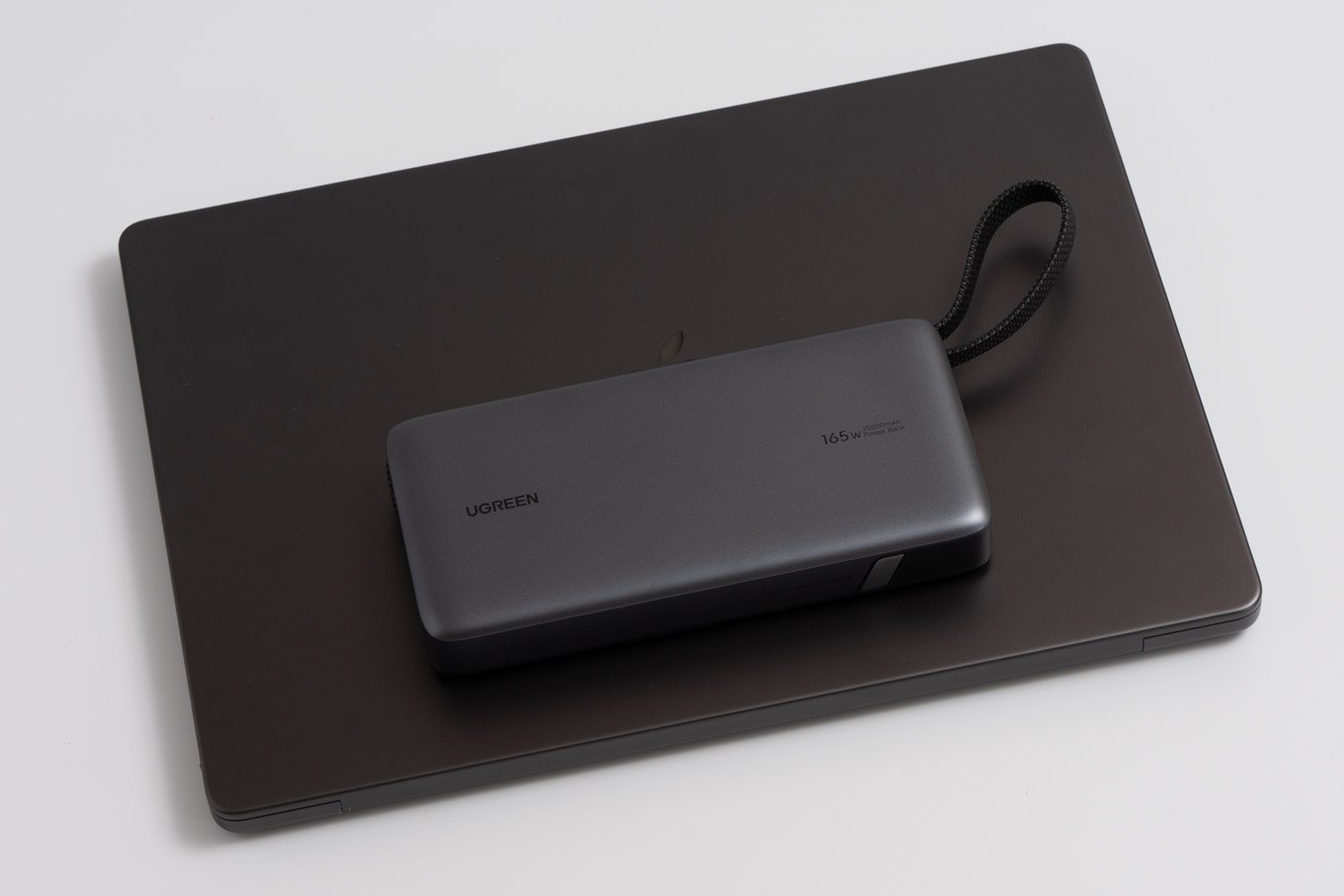 UGREEN 25,000mAhモバイルバッテリー 165Wをレビュー！2本のケーブル