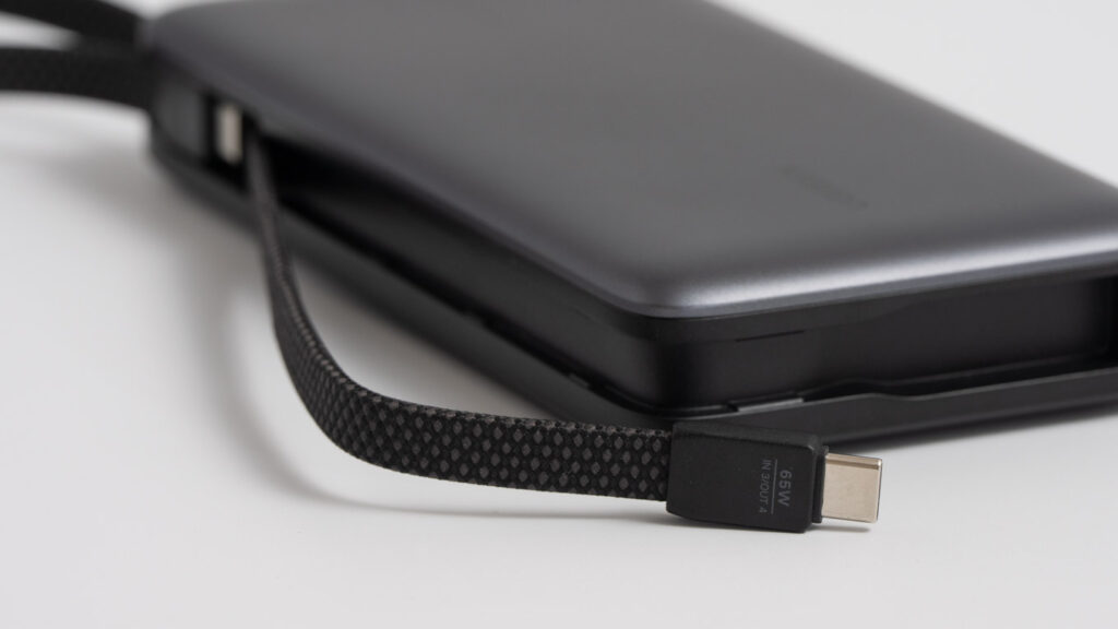 UGREEN 25,000mAhモバイルバッテリー 165Wの内蔵USB-Cケーブル2のアップ